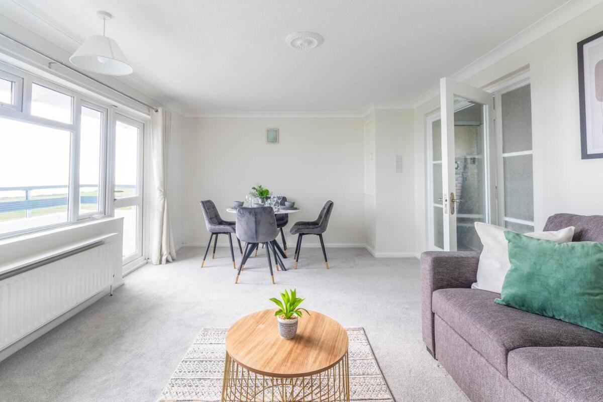 Breath Taking Sea View 2 Bedroom Sleeps 6- Parking 伯恩茅斯 外观 照片
